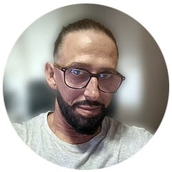 Retrato de Javier Origin artista visual y educador especializado en técnicas con lápices de colores