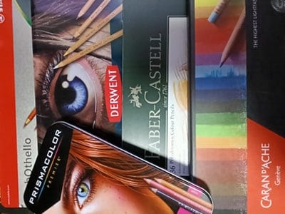 Lápices de colores profesionales utilizados y enseñados por Javier Origin en sus obras y directos de coloreo artístico.