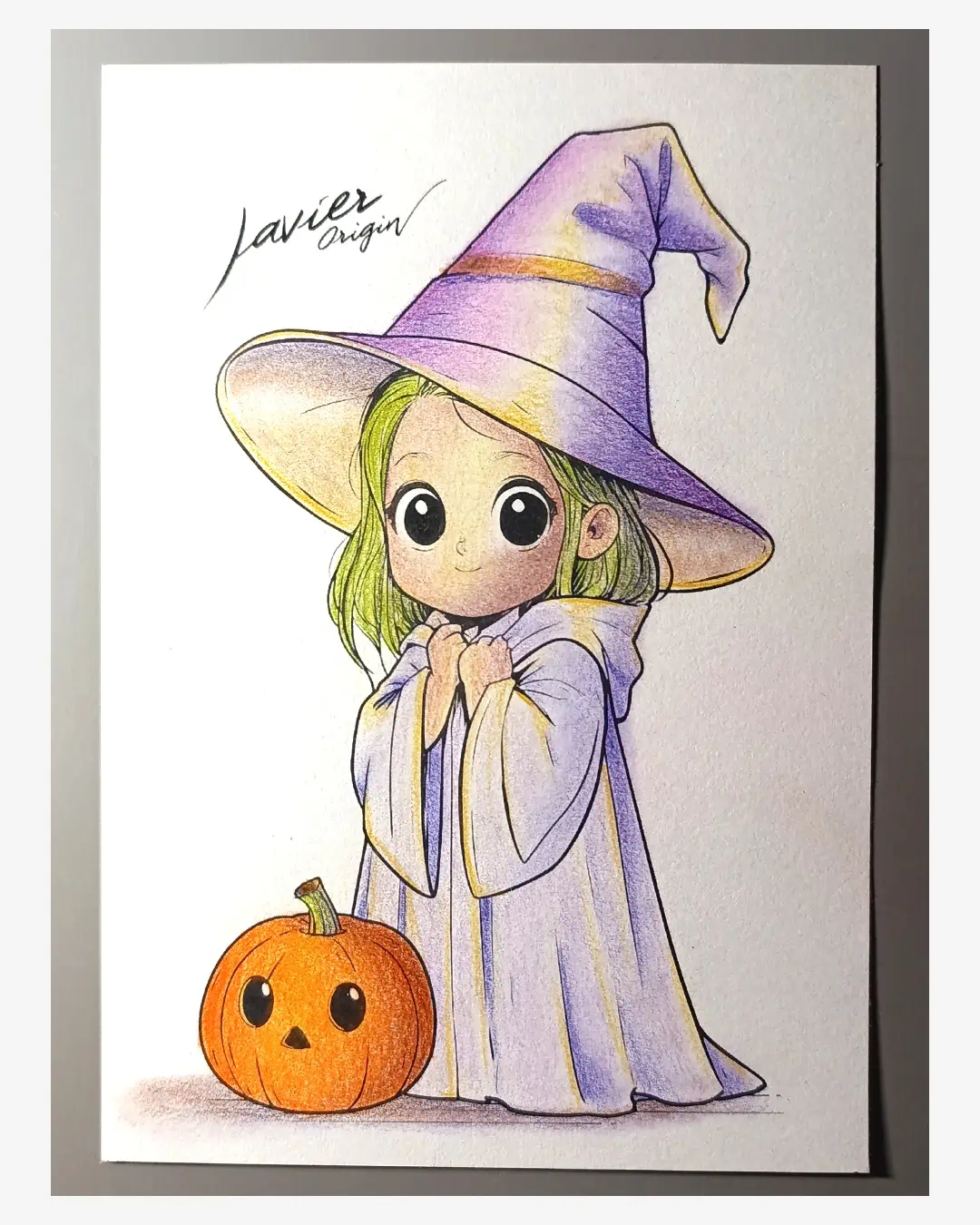 Brujita kawaii coloreada con cabello verde, sombrero violeta y calabaza naranja