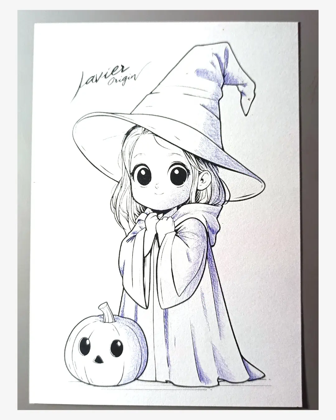 Primeras sombras suaves en azul Delft repartidas por la brujita y la calabaza.