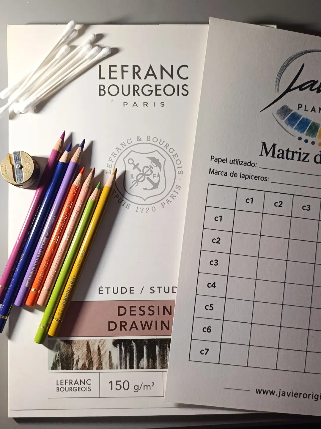 Papel Lefranc Bourgeois Dessin de 150 g/m², lápices Polychromos, bastoncillos y matriz de mezclas.
